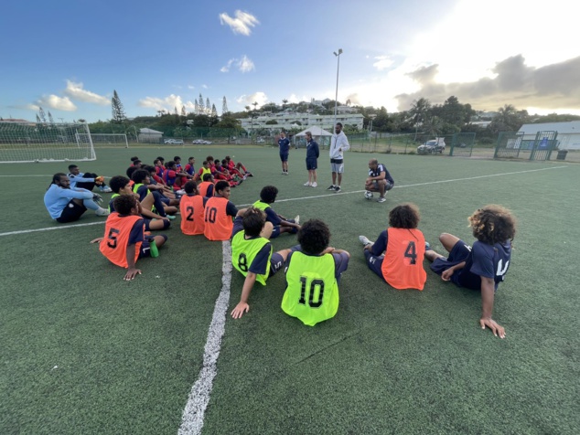 Crédit FCF - Académie | L'international Abiezer JENO ici lors d'un moment de partage avec les jeunes footballeurs de l'Académie FCF Garçons.