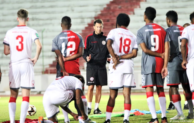 Crédit ALAIN VARTANE. Le coach des cagou, JOHANN SIDANER, en poste depuis 2022 et ici lors d'une séance d'entraînement à Numa Daly en juin dernier.