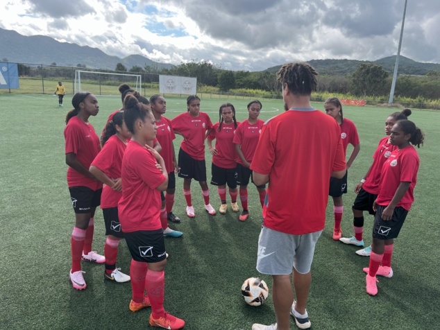 Crédit FCF / Les U16 filles de Calédonie en préparation.