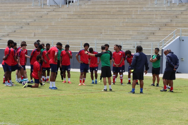 Le coach SIDANER avec son groupe, lors de la 1ère séance programmée sur Port Moresby (ce mardi)