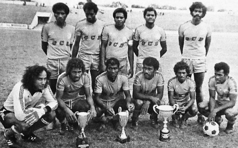 Michel CLARQUE, ici accroupis à gauche en 1978, gardien de but de l'équipe de Gaïtcha vainqueur de la Coupe de la Ligue, du Président et du District (1ère division). Photo via la page Fb " L'histoire du sport calédonien"