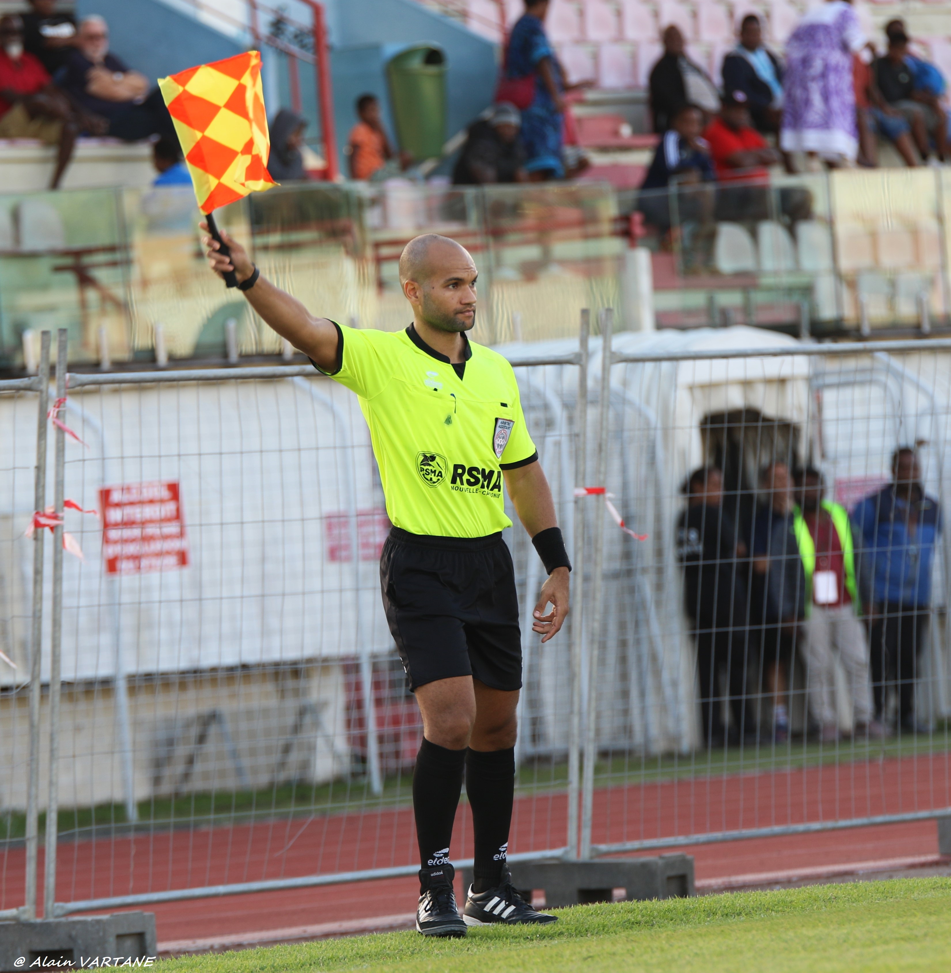 Alan CHENOT, arbitre devenu incontournable de la Super Ligue de Calédonie / Crédit Photo : Alain VARTANE