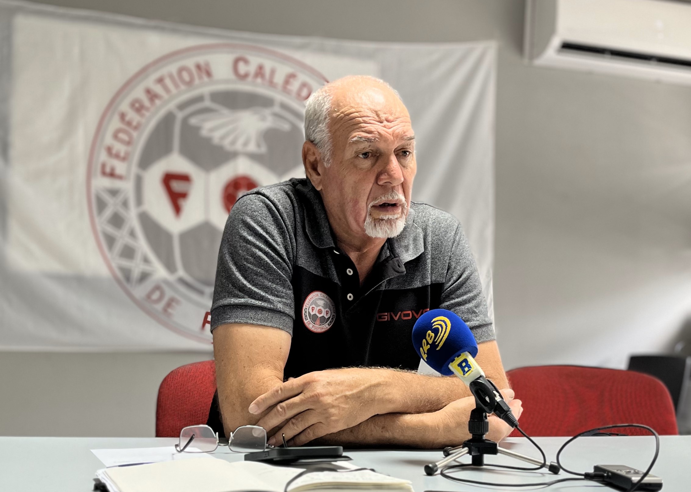 Le Président de la FCF - Gilles TAVERGEUX - face à la presse, ce matin au siège de la FCF