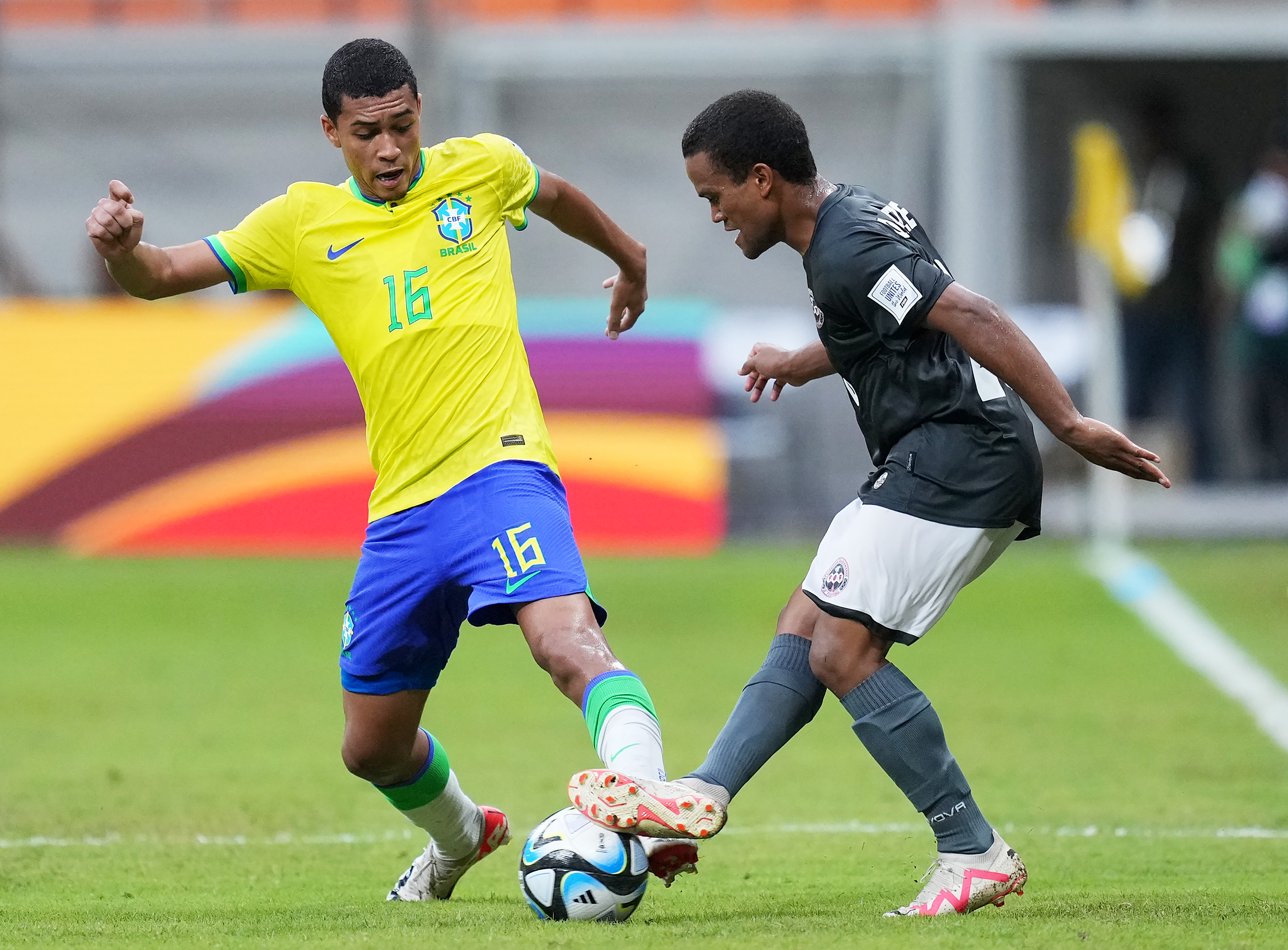 Crédit FIFA / Paul QAEZE, ici face au Brésil, espère être de la partie au Chili en fin d'année pour la 1ère Coupe du Monde U20 de la Nouvelle-Calédonie